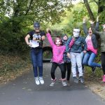 Jugendliche hüpfen im Park