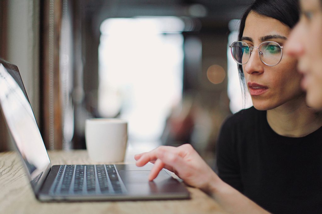 Frau blickt auf Notebook