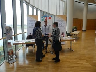 Am Stand unterhalten sich drei Frauen