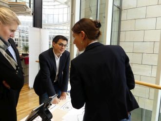Drei Menschen im Gespräch