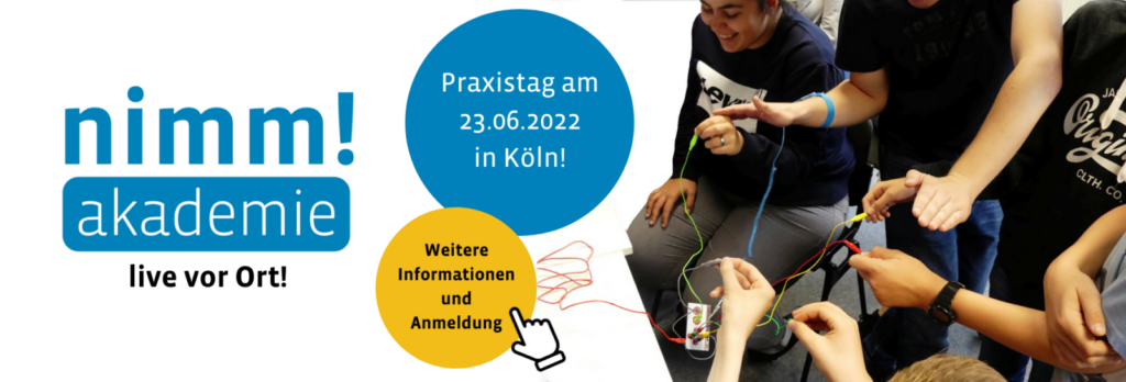 Text: Praxistag am 23.06.2022 in Köln! Für weitere Informationen und Anmeldung hier klicken. Daneben Foto auf dem Jugendliche und Fachkraft gemeinsam ein MakeyMakey ausprobieren.