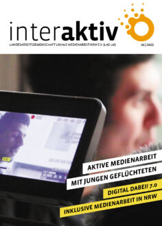 interaktiv. Aktive Medienarbeit mit jungen Geflüchteten. Digital dabei! 7.0. Inklusive Medienarbeit in NRW. Auf dem Cover: Auf einem Monitor von einer Videokamera sieht man einen jungen Mann, der gefilmt wird.