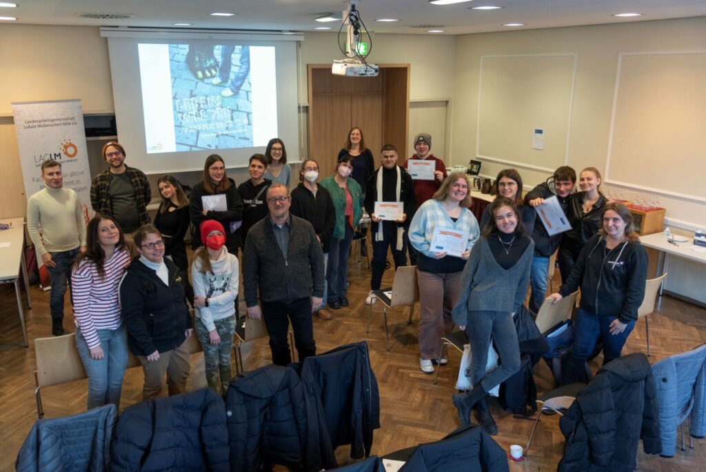 Ein Gruppenfoto der Teilnehmenden bei der Abschlussveranstaltung von Lebenswelten treffen sich 2.0