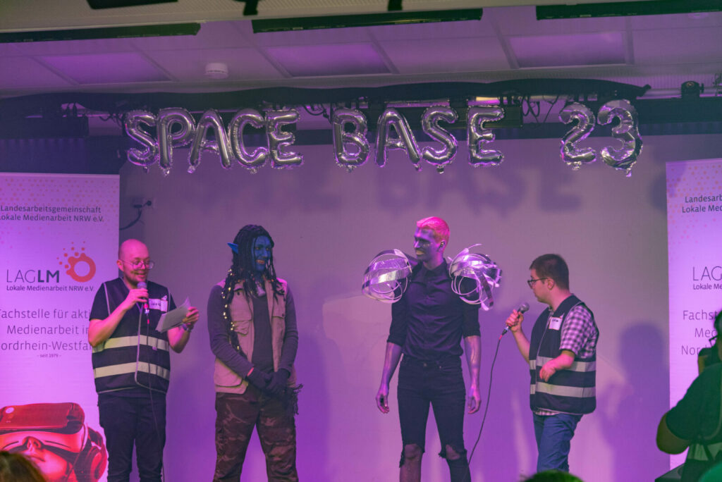 Auf der SpaceBace-Bühne: Das inklusive Moderatorenduo mit zwei Außerirdischen im Gespräch