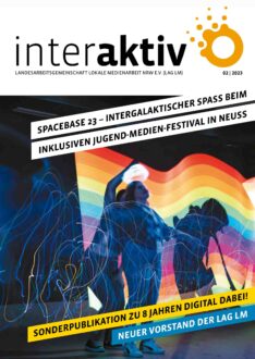 Cover der interaktiv. Eine Jugendliche steht vor einer Lichterwand mit bunten Streifen. Vor ihr wurden mit Licht Muster in die Luft gemalt.